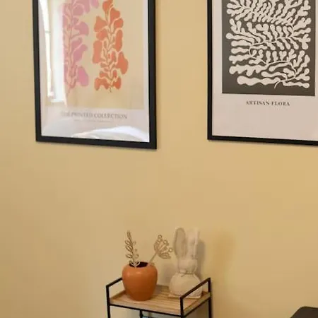 Charming Old Town Arkadenhof Apartment