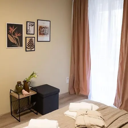 Charming Old Town Arkadenhof Apartment